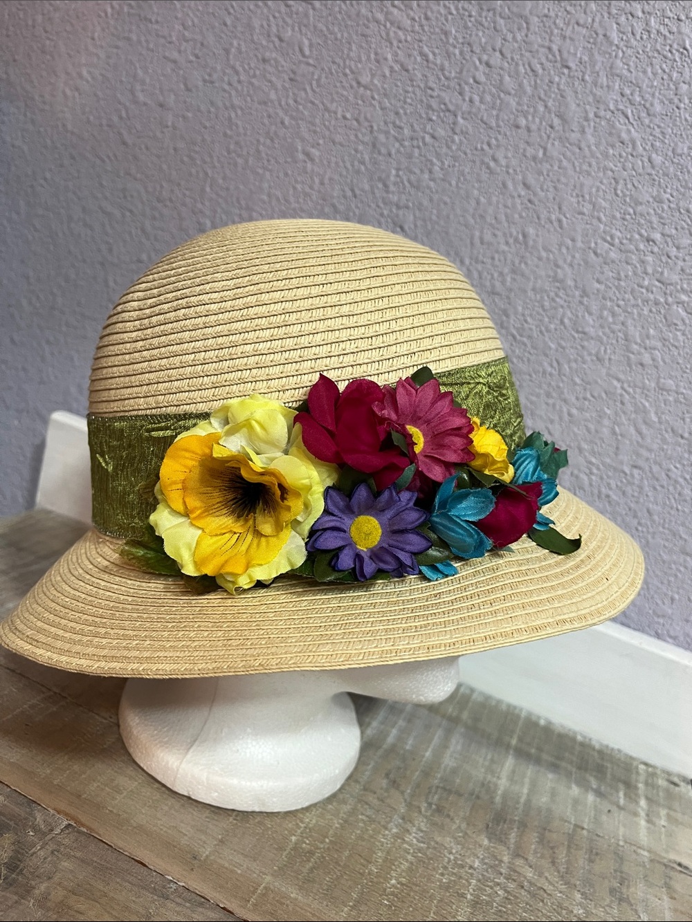 EUC Uno Alla Volta Floral Straw Cloche Hat with Green Band made USA